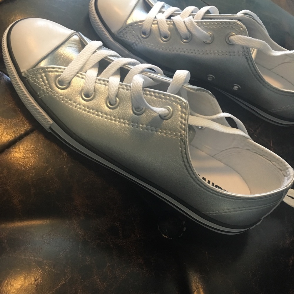NWOT: Converse shoes (women’s 7)